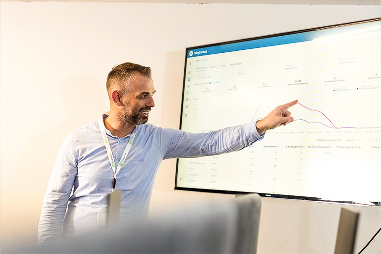 Daten und Dashboards am Laptop