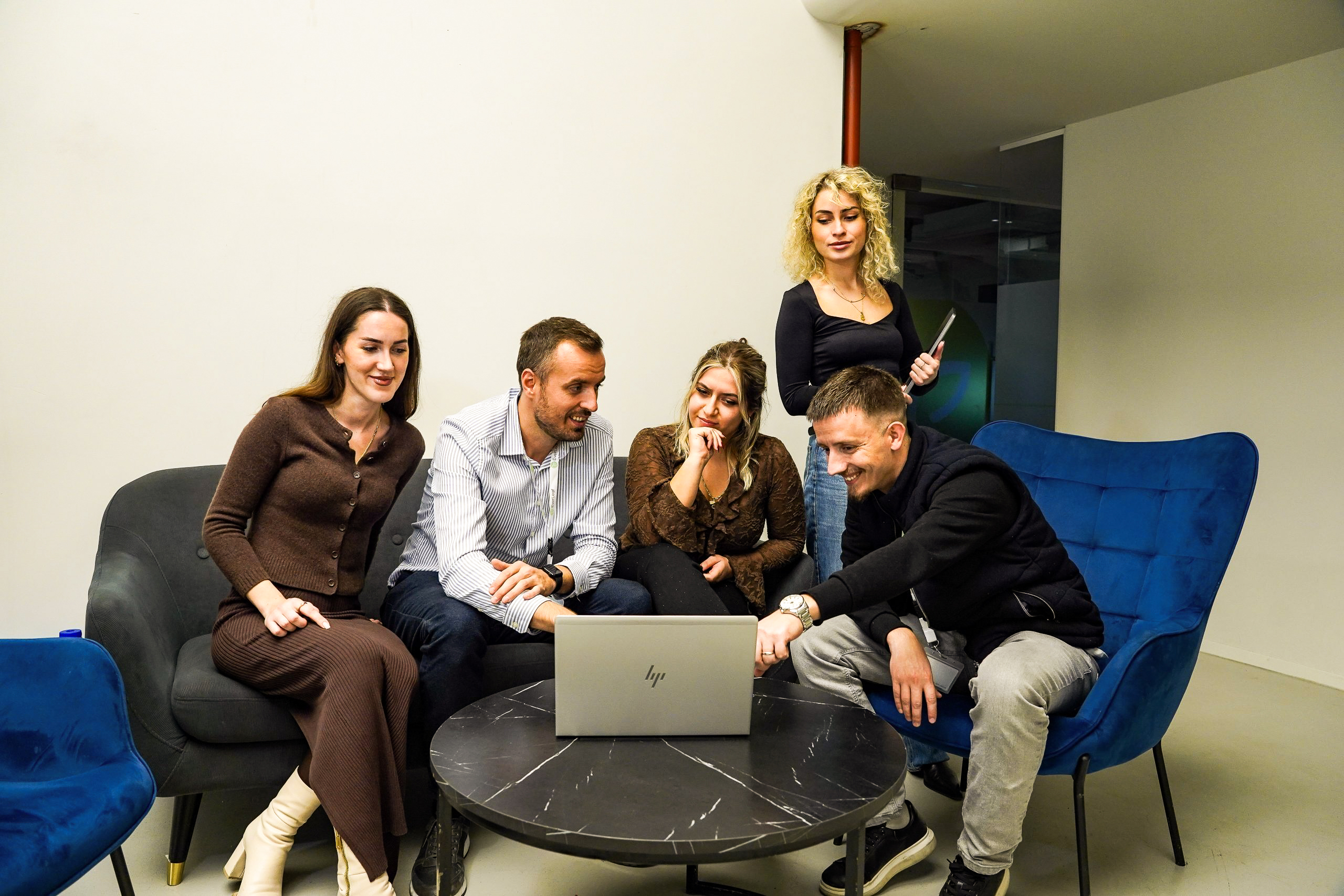 Team Meeting für Vertriebsstrategie